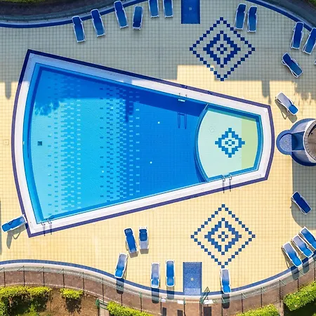 Village With Pool And Garden アパート