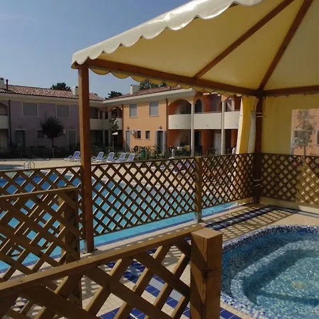 Village With Pool And Garden Апартаменты *